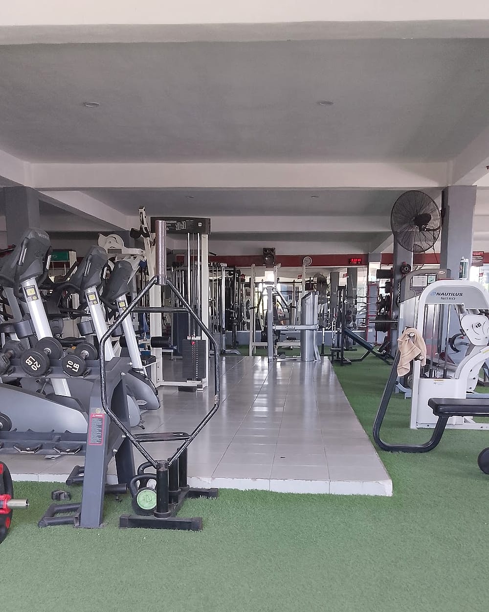 Área de máquinas sobre pasto sintético en Mochis Gym