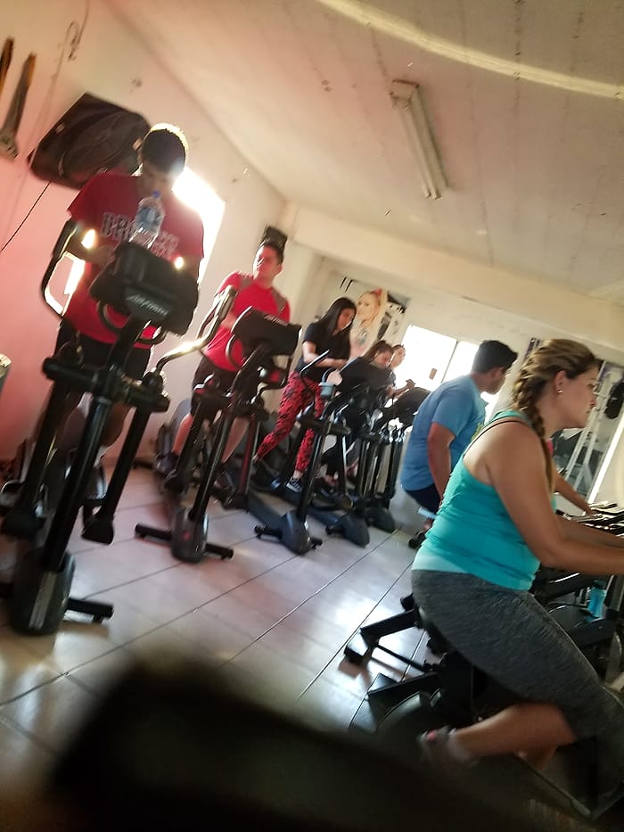Socios entrenando en las bicicletas de cardio