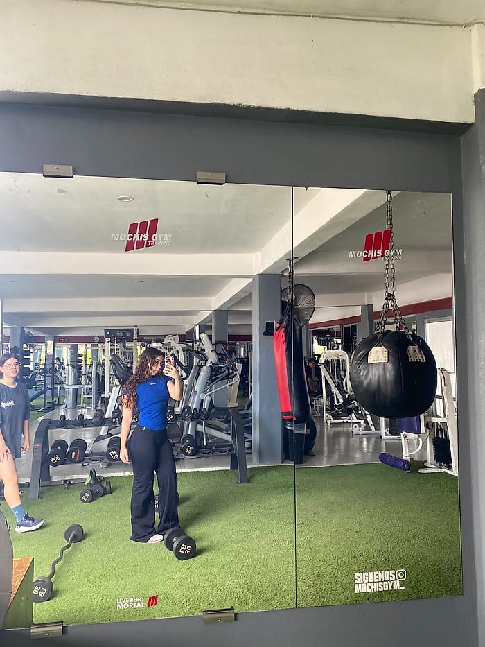 Interior de Mochis Gym con su logotipo en la pared