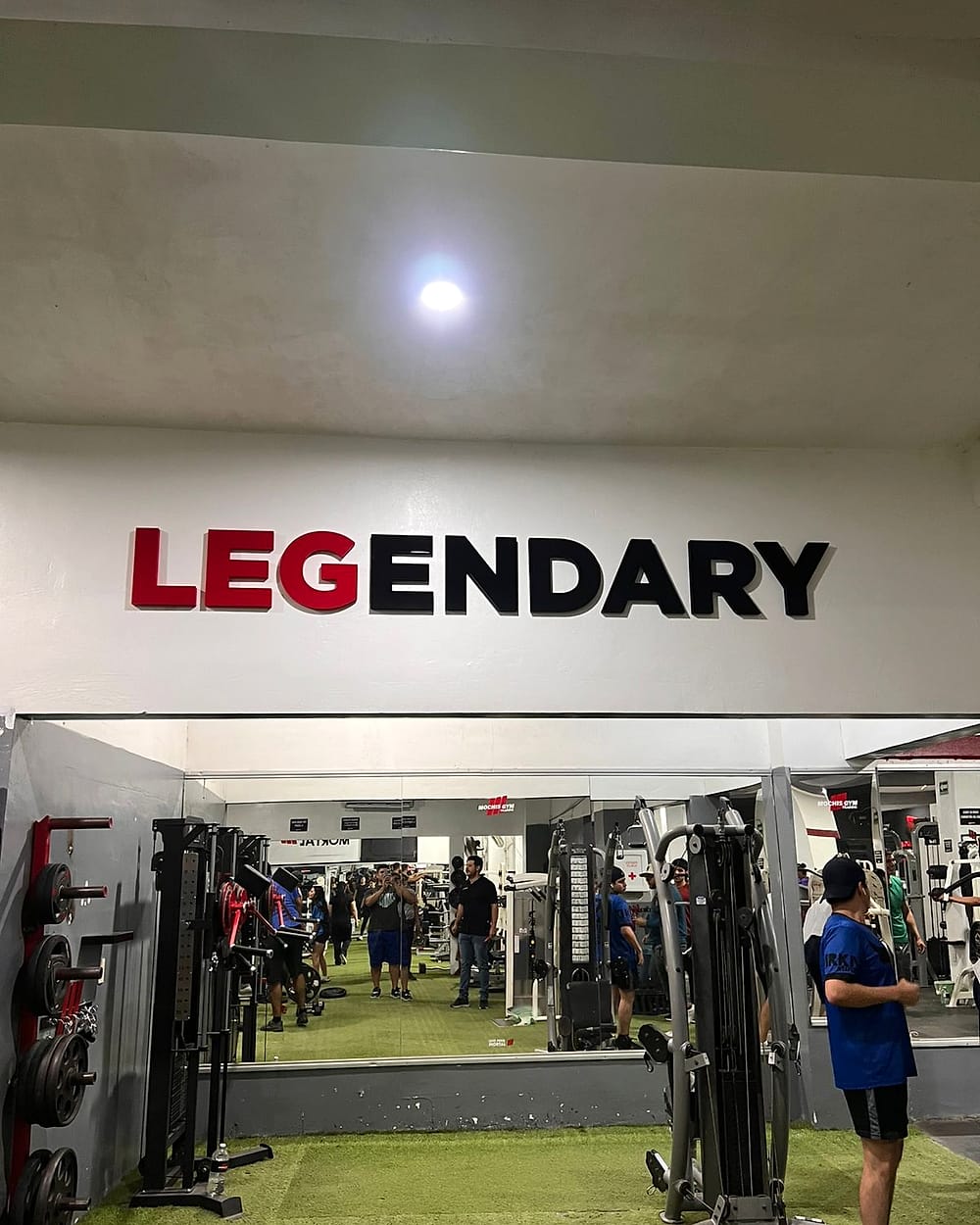 Muro con la palabra Legendary dentro del gimnasio